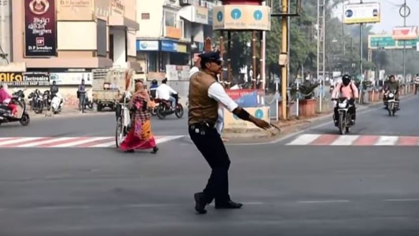 Polis ini kawal trafik dengan gaya ‘moonwalk’ ala Michael Jackson Polis ini kawal trafik dengan gaya ‘moonwalk’ ala Michael Jackson