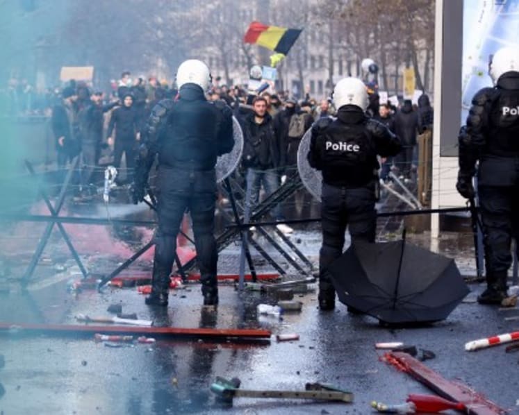Thousands march in Brussels against Belgium's COVID-19 measures