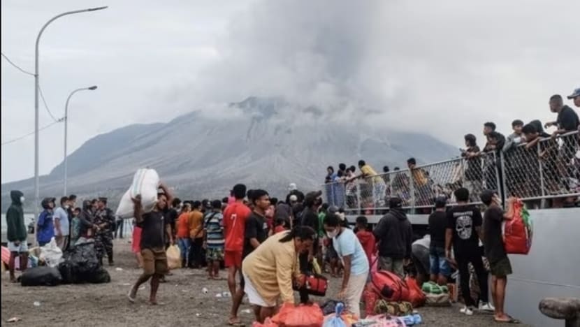 Gunung Ruang meletus lagi, 9,083 penduduk dipindahkan