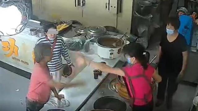 河南老妇蹭吃一年 竟因肉包破皮怒砸店员
