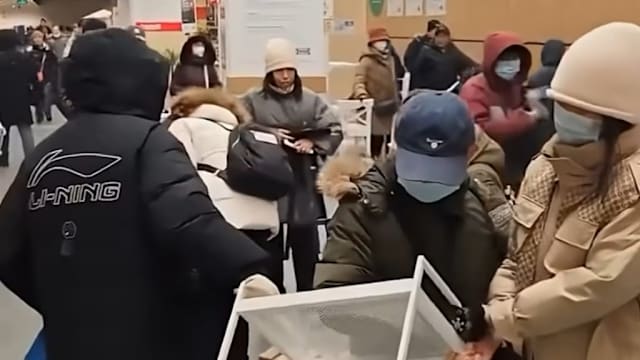 中国宜家关闭七门市 顾客推搡拉扯抢清仓货