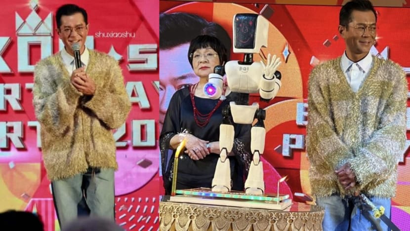 Louis Koo’s Youthful-Looking Mum Joins Him On Stage At His 60-Table 53rd Birthday Banquet Louis Koo’s Youthful-Looking Mum Joins Him On Stage At His 60-Table 53rd Birthday Banquet