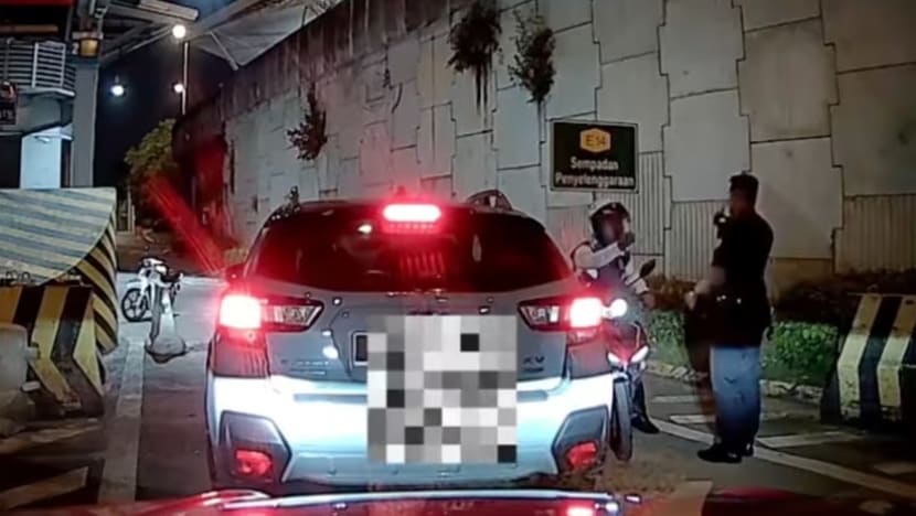 Malaysian police probe officers accused of extorting 2 drivers of Singapore-registered cars at JB checkpoint Malaysian police probe officers accused of extorting 2 drivers of Singapore-registered cars at JB checkpoint