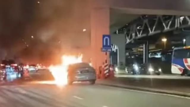 新山关卡旁火烧车 司机及时逃下车