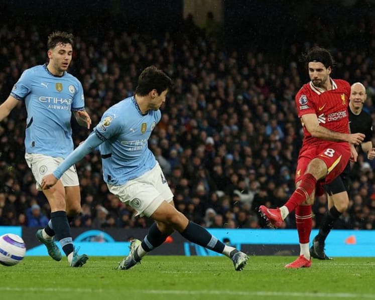 Man City and Liverpool clash to keep Arsenal within reach
