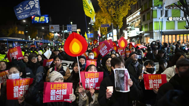 韩国“闪电”戒严后余波犹存 数千人示威要求总统辞职