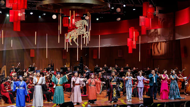 新加坡华乐团新春演奏乐符“奔腾”，CAPITAL 958 DJ“鬼马”玩穿越！