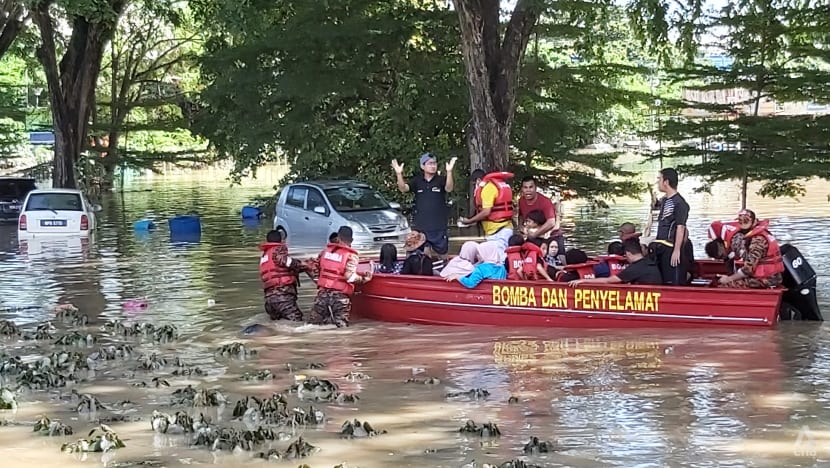 ‘Relieved that we are all safe’: Shah Alam residents tell of harrowing rescue after flood devastates Selangor ‘Relieved that we are all safe’: Shah Alam residents tell of harrowing rescue after flood devastates Selangor