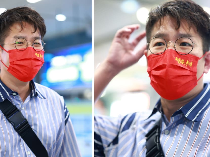 Chinese Netizens Call HK Actor Jerry Lamb "Top Grade Idol" After He Was Seen Wearing A "I Love You, China" Mask