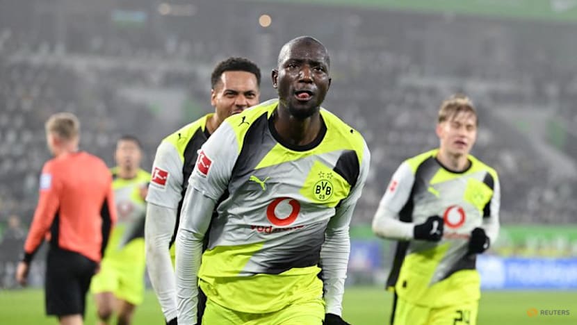 Dortmund's late winner keeps up pressure on leaders Bayern