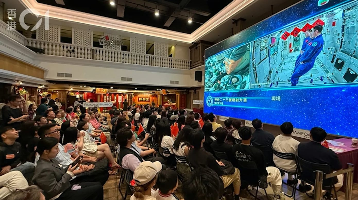 观看直播首位港产女太空人成功升空  有女孩表示梦想成为第二人