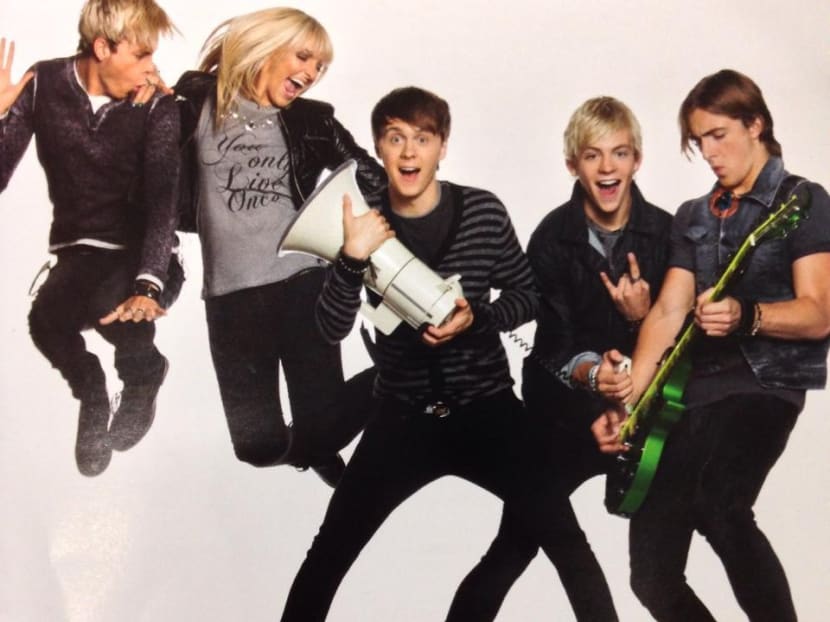 R5 consists of Ross Lynch, his brothers Riker and Rocky, sister Rydel Lynch, and close friend Ellington Ratliff