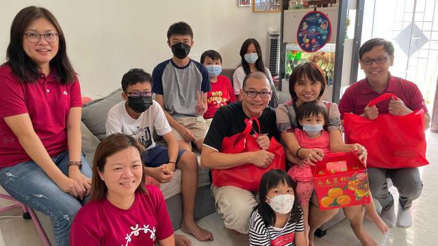 华助会举办春节送米活动 160户家庭受惠
