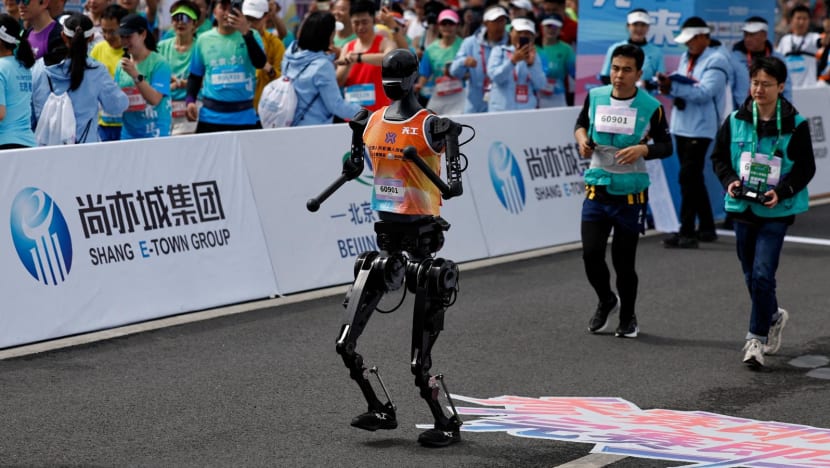 Ketika robot pakai sepatu dan ikut half-marathon bareng pelari manusia di China