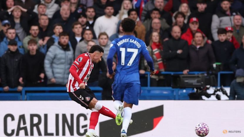 Champions Liverpool lose again, Man United into top four