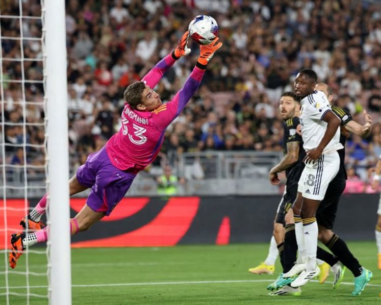 US goalkeeper Klinsmann sidelined with spine injury