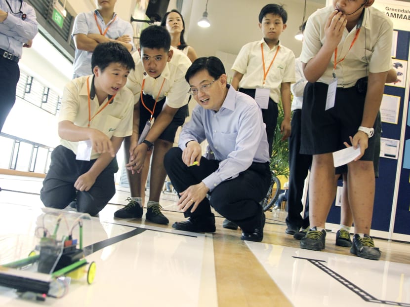 Education Minister Heng Swee Keat watching a solar car presentation by Greendale secondary one students during his tour of projects done by STEM ALP students. Photo: Don Wong