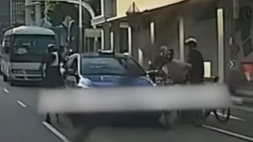 Polis siasat pertikaian antara sekumpulan pengayuh basikal dengan pemandu teksi di Middle Road 