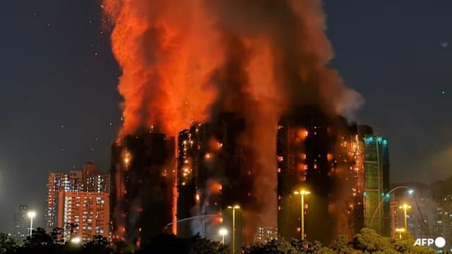 香港大埔住宅仍在烧  夜里火焰犹如电影特技