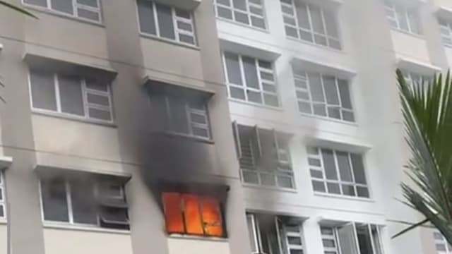 三巴旺组屋单位起火 两人送院