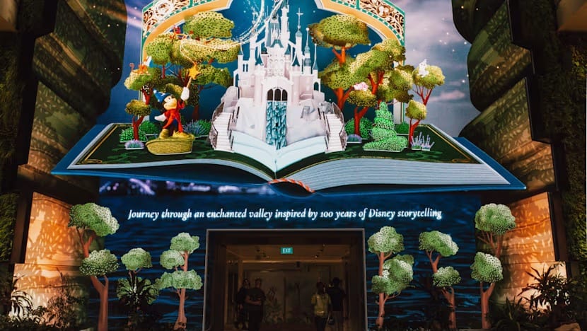 Pertunjukan Wonderfall bertema Disney Cruise Line di T2 Changi jelang pelancaran pelayaran pada Mac