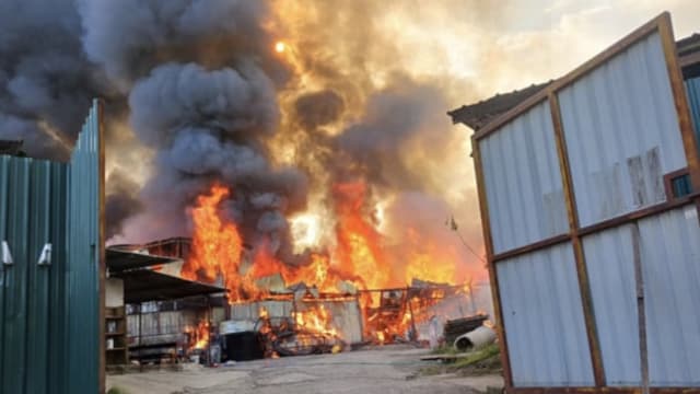 马国工地突发大火  56个集装箱全烧毁