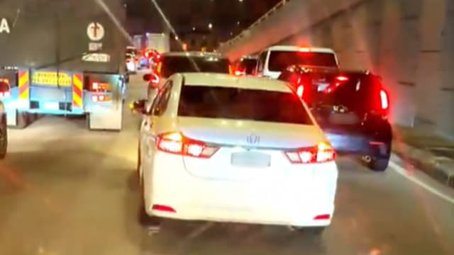 马国两辆汽车未让路救护车  司机遭当地警方调查