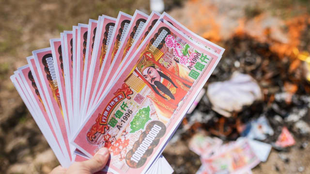 真钞混冥纸去买千元旧钞 青年涉诈骗罪成判监