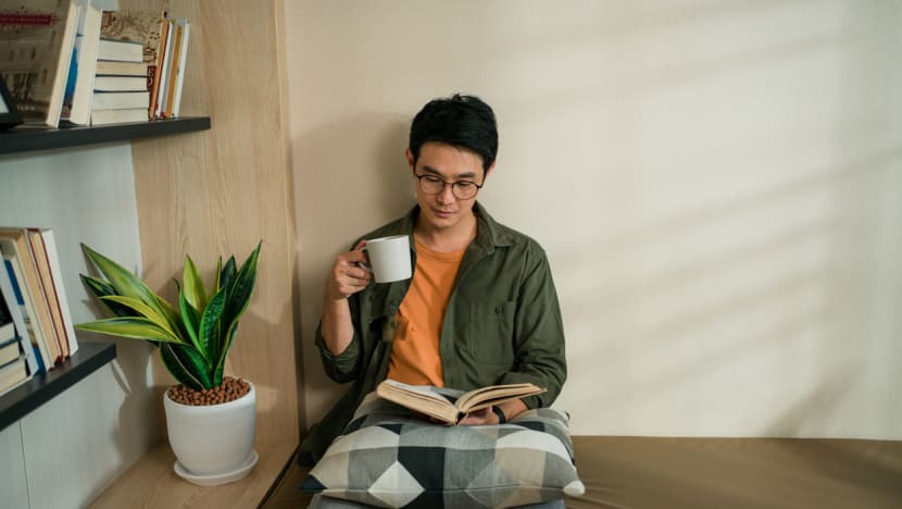 Ramai tren performative male: Ketika cowok minum matcha, pakai tote bag, dan baca buku sastra