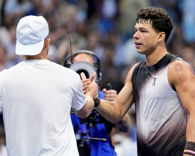 Shelton advances at US Open after shaky start against Griekspoor