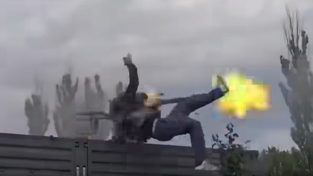 俄军训练出意外 机枪高速旋转士兵遭甩飞