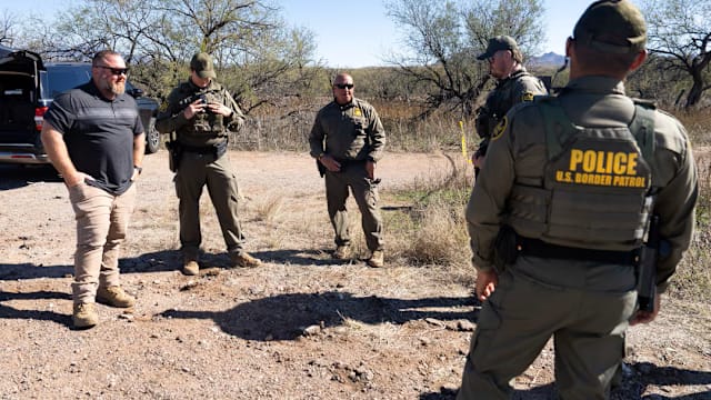 美国边境巡逻队与涉嫌贩运人口男子交火致其重伤
