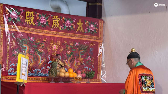 大年初二庙宇香火盛 信众起早拜太岁祈平安