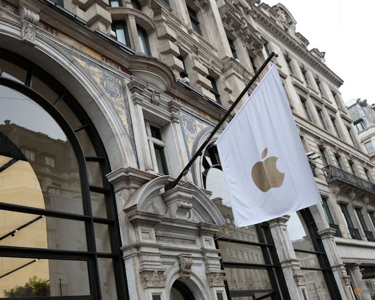 UK regulator considers opening Apple, Google app stores to rival payments