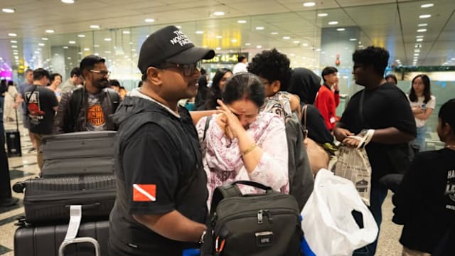 首趟撤侨包机安全回国 李资政向参与行动人员致谢