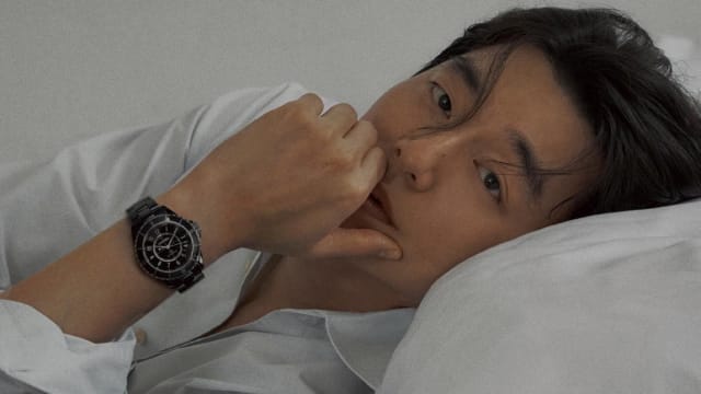 孔刘戴Chanel腕表拍“床照”　粉丝抢当枕边人