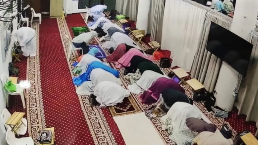Remaja lelaki ini pakai telekung untuk curi wang jemaah