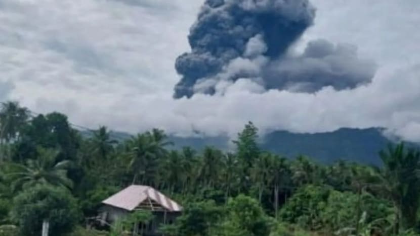 Gunung Dukono di Indonesia meletus, amaran penerbangan dikeluarkan Gunung Dukono di Indonesia meletus, amaran penerbangan dikeluarkan