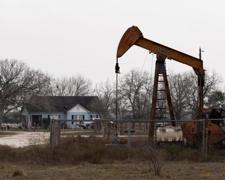 Oil prices fall as investors weigh supply outlook, Middle East tensions