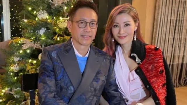 这位豪门富少在香港街头踽踽独行，身边不见“最美港姐”老婆！