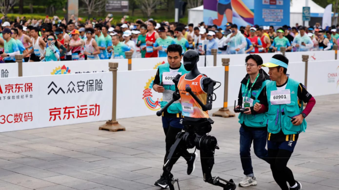 北京举行全球首个有人形机械人参赛的半程马拉松赛事