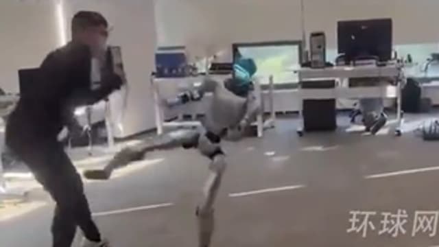 机器人打人！中国宇树机器人测试时踹工程师恶毒一脚