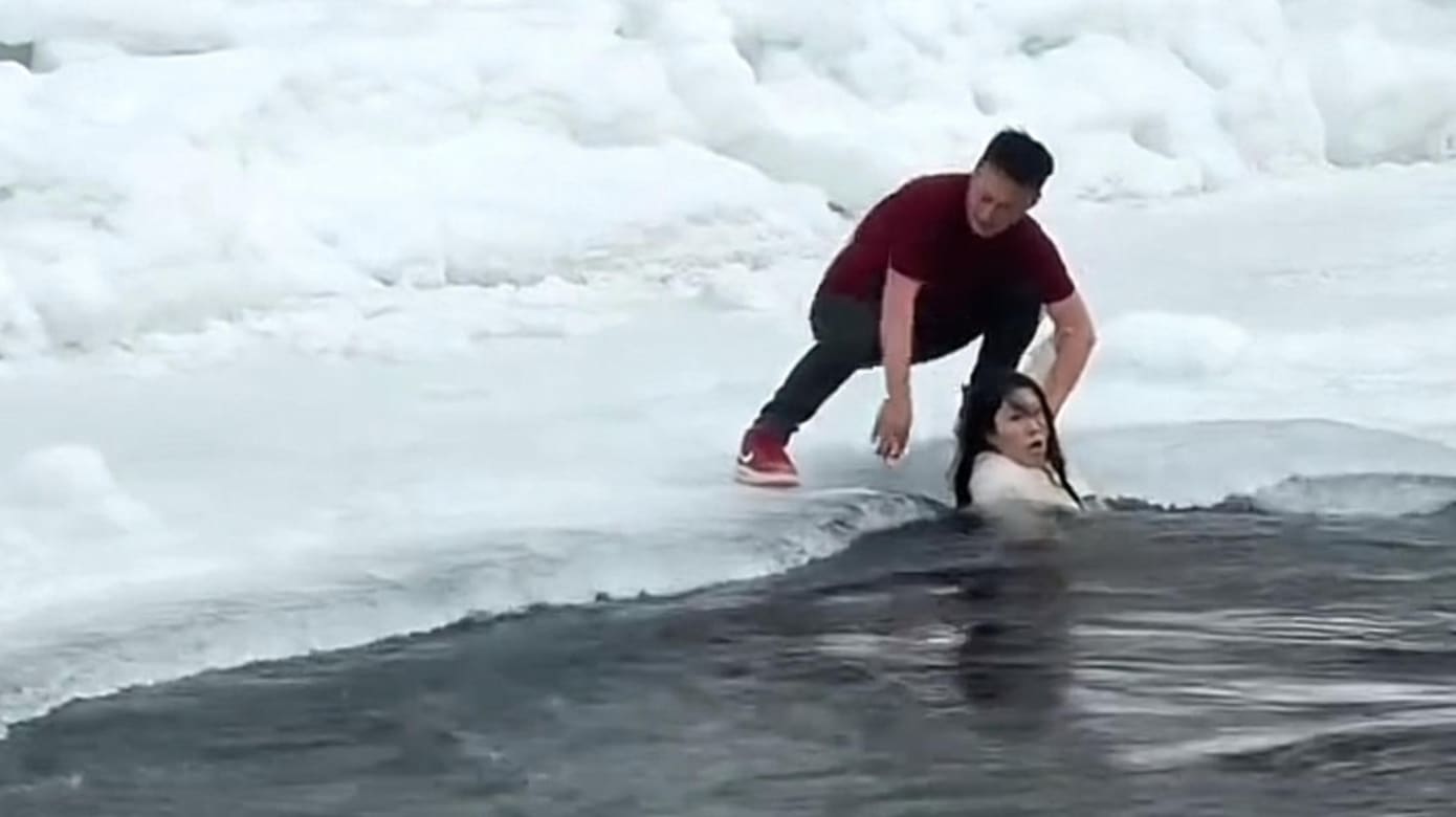 越过警戒线拍照 中国母女坠入冰冷河里幸获游客合力救