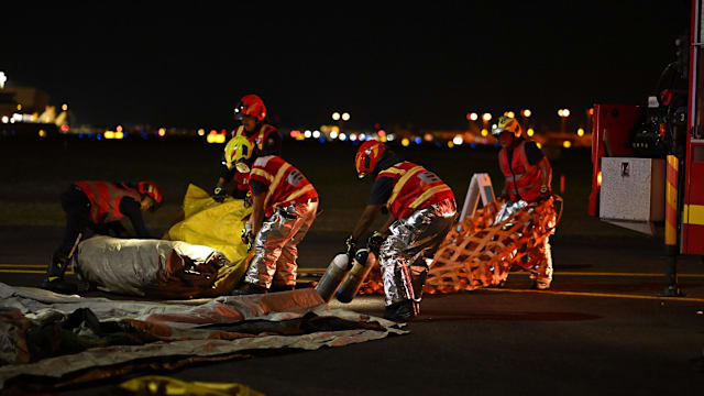 如何应对飞机迫降起火？樟宜机场举办年度危机模拟演习