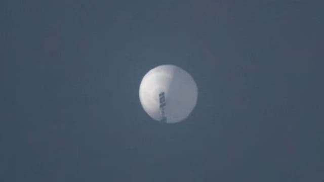 路透社引述美国官员：中国气球原本将经过关岛和夏威夷 却因风向偏离