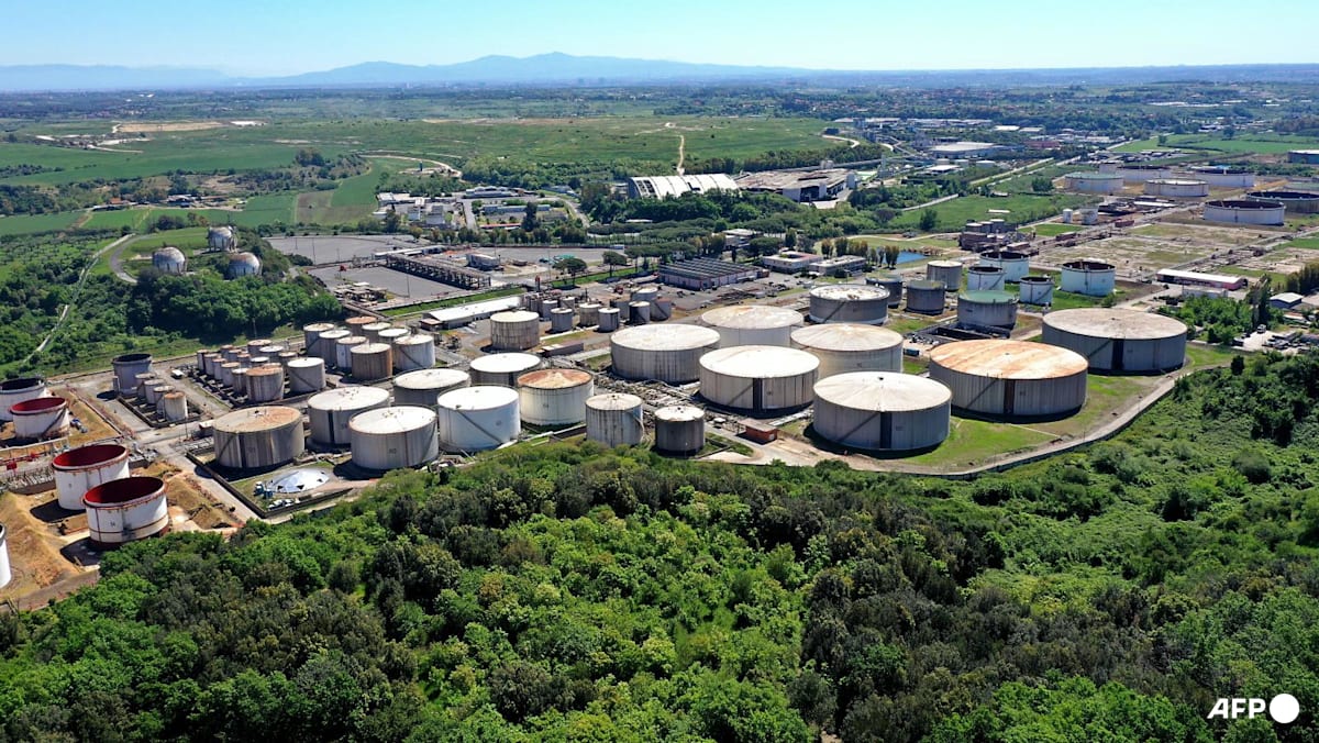 Oil rises, stocks swing as peace talk hopes wobble