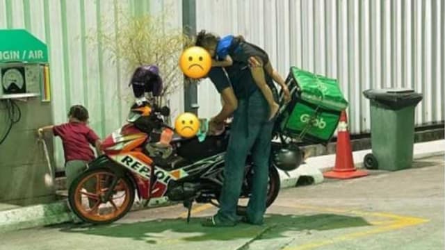 马国送餐员带着三幼儿工作 在油站换尿片惹人心酸