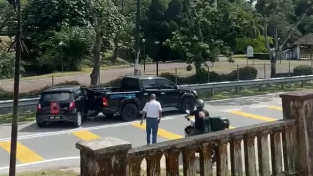 不满前面小车减速 新山皮卡司机疑故意连撞三下