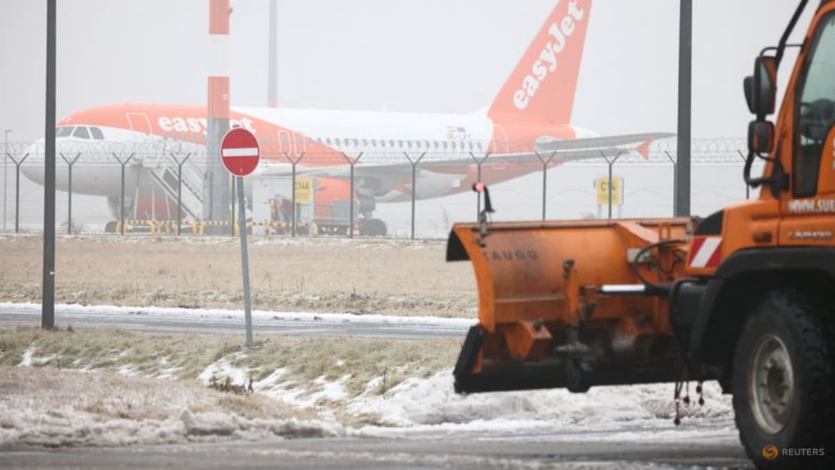 Berlin flights scrapped, delayed by icy winter weather