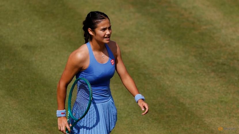 Raducanu reaches Queen's semi-final despite injury scare